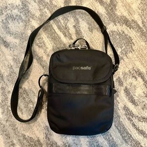 Pacsafe Metrosafe X compact crossbody